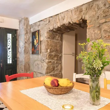 Дом отдыха Modern Eingerichtetes Ferienhaus Mit Alter Taverne Viskovo