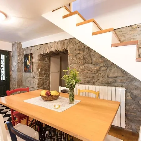 Modern Eingerichtetes Ferienhaus Mit Alter Taverne Viskovo
