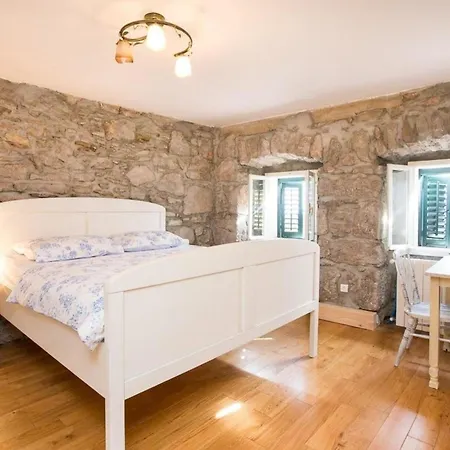 Tatil Evi Modern Eingerichtetes Ferienhaus Mit Alter Taverne Viskovo