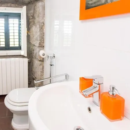 Modern Eingerichtetes Ferienhaus Mit Alter Taverne * Viskovo